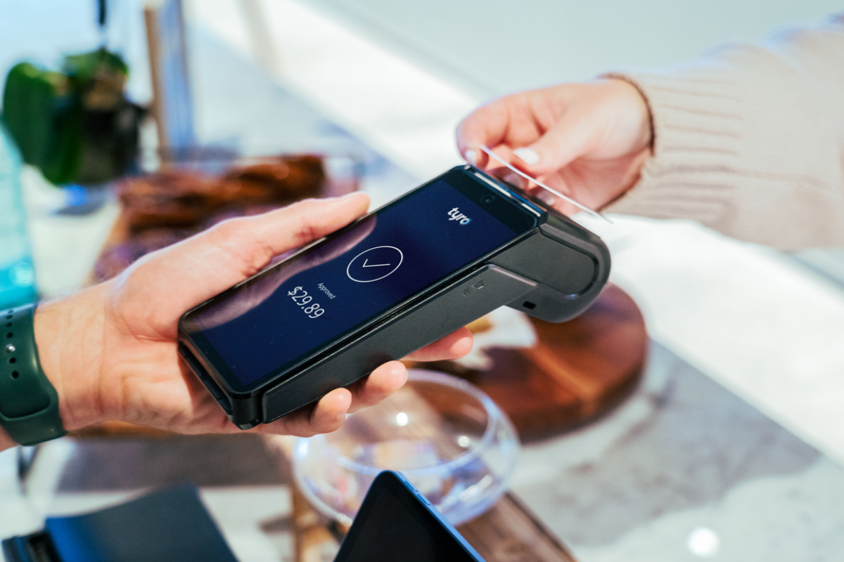 Tyro-blog-Tyro-pro-eftpos-machine-taking-payments-in-cafe