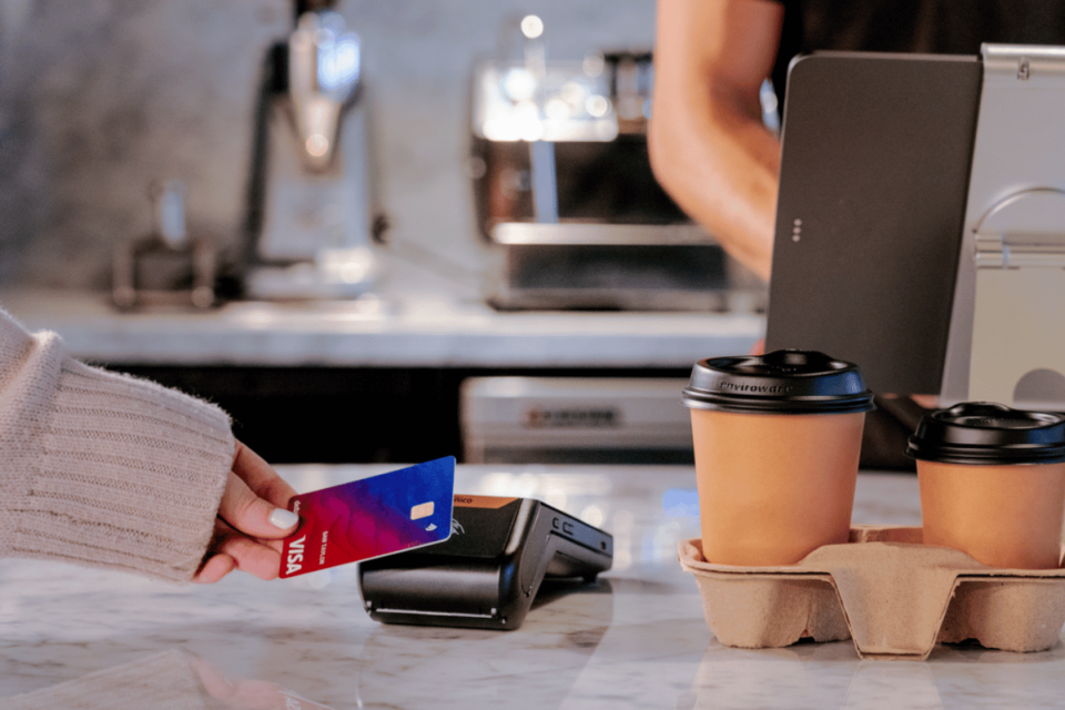 Tyro-blog-tyro-pro-eftpos-machine-in-busy-cafe