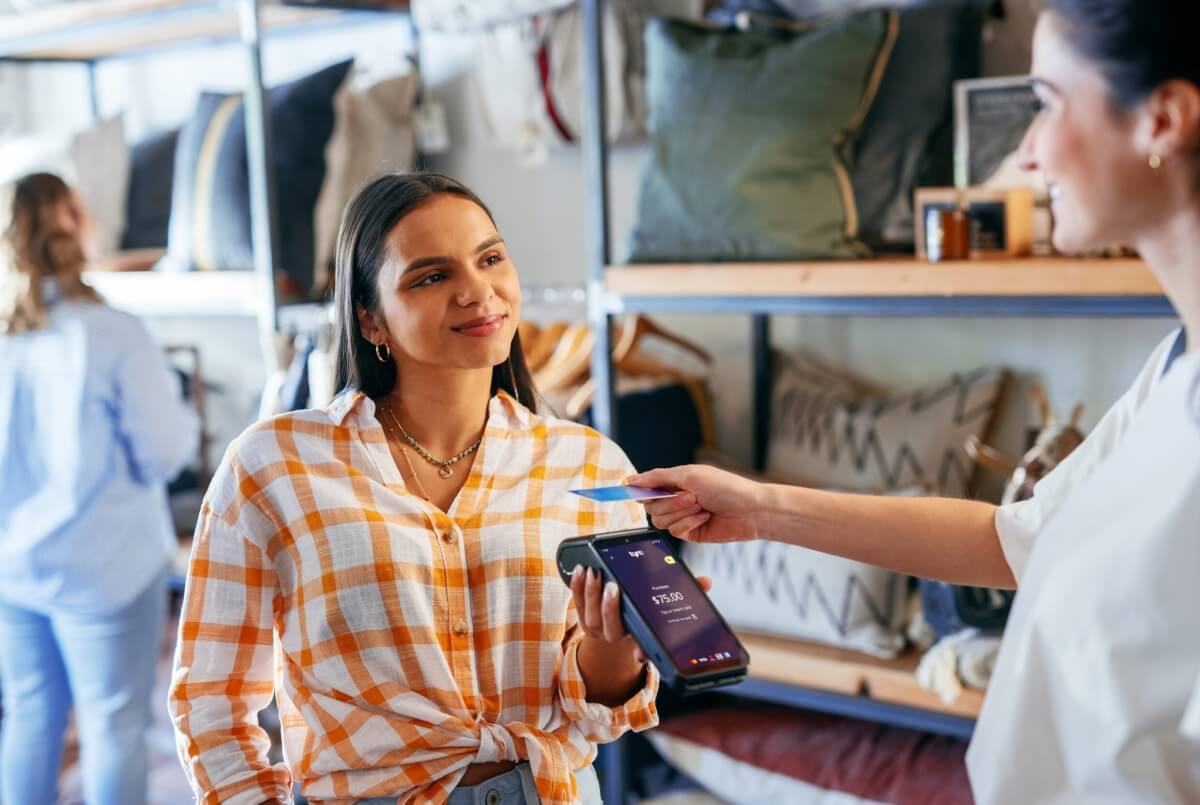 retail-worker-eftpos-payment