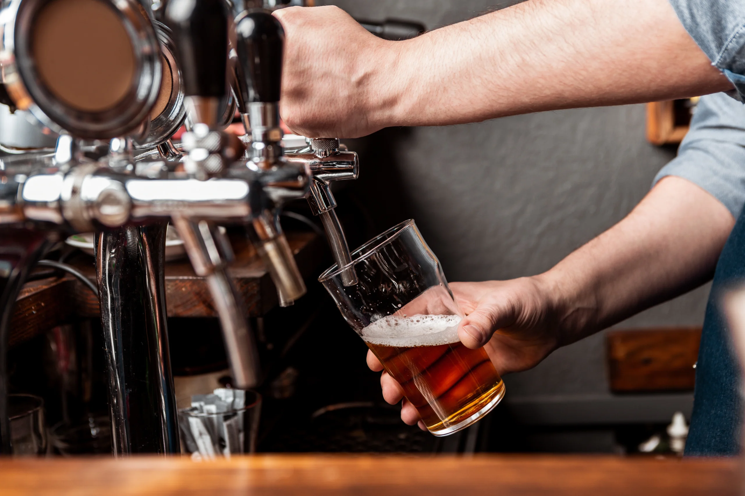 Pub server pouring a beer
